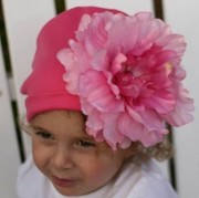Нежно-розовая шапочка для девочки с розовым цветком