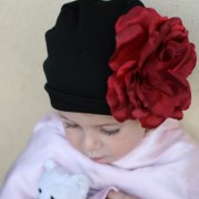 Черная шапочка для девочки с красным пионом 