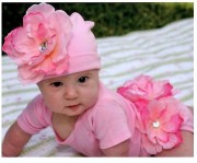 Нежно-розовая шапочка для девочки с розой 