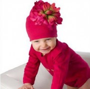 Ярко-розовая шапочка для девочки с розово-зеленым пионом